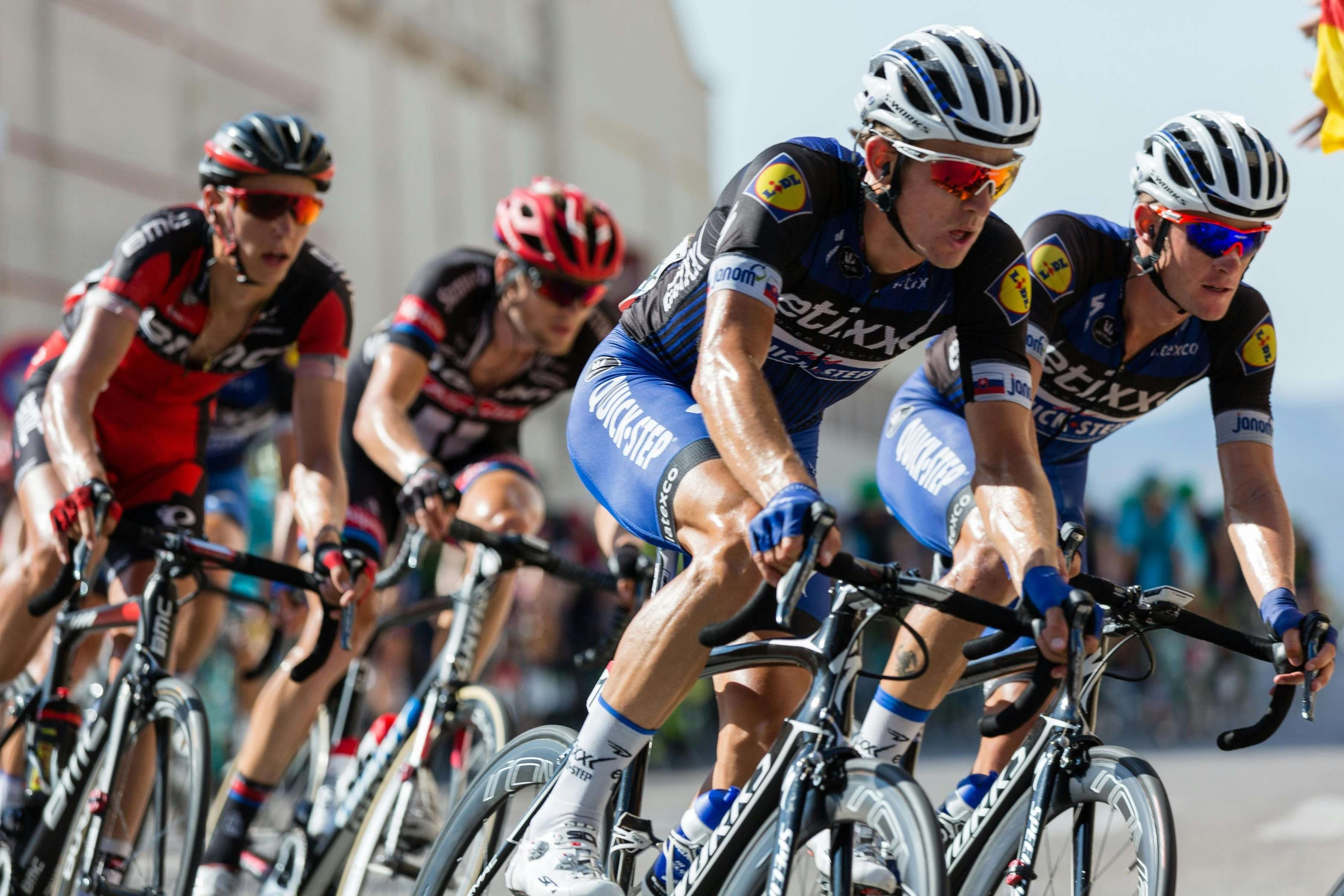 Pelotão de ciclistas durante uma competição